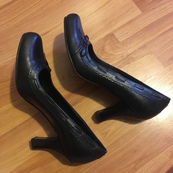 Kenneth Cole Reaction black leather heels with bow - Picture 5 of 10